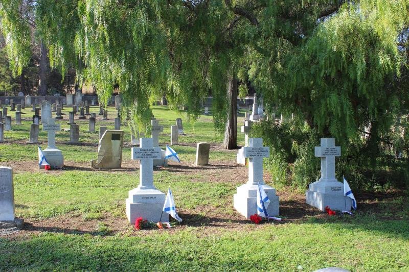 Mary Island, США: надгробия с флагами Израиля среди зелени кладбища